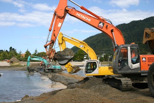 Diggers removing Pauanui bund  © Marsden Cove www.marsdencove.co.nz